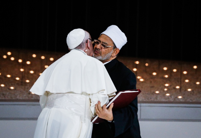 Papst Franziskus und Ahmad Mohammed Al Tayyeb umarmen sich.