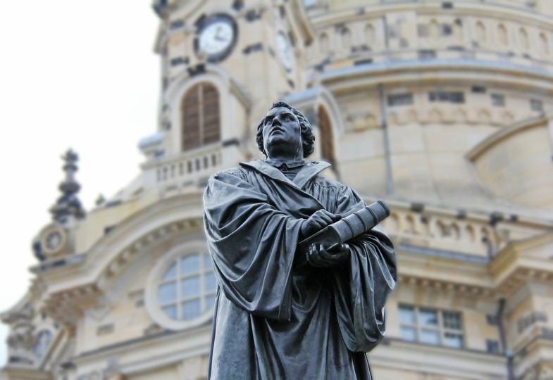 Statue von Martin Luther vor einer Kirche
