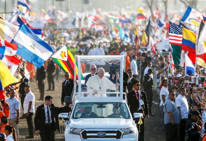 Papst Franziskus auf dem Weltjugendtag in Panama im Papa-Mobil