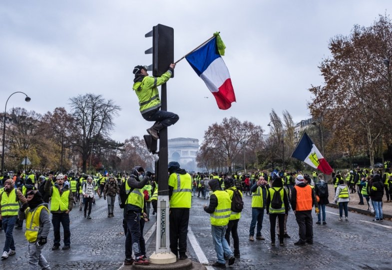 Gelbwesten demonstrieren in Paris.