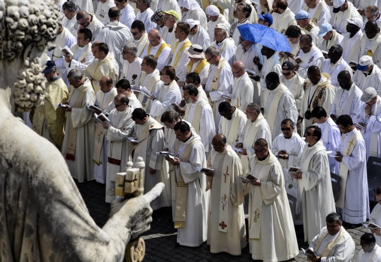 Priester haben sich in Rom versammelt.