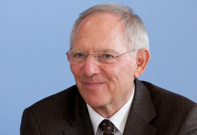 Wolfgang Schäuble schaut in die Kamera.