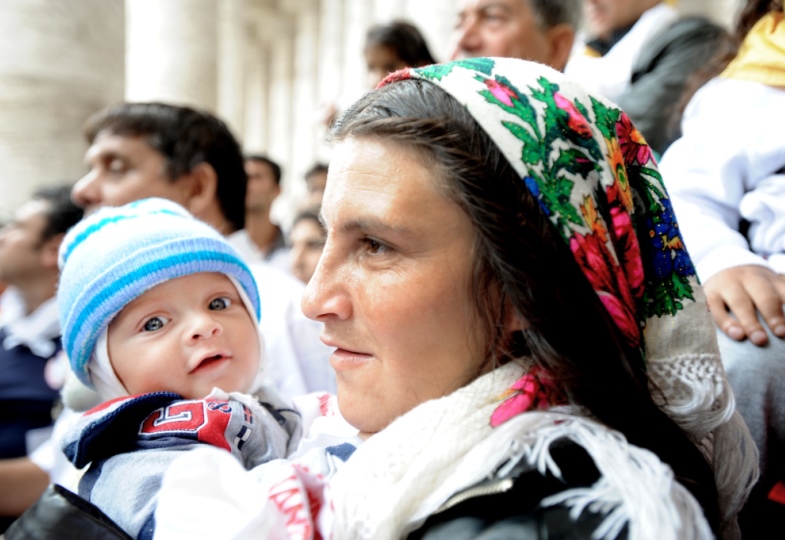 Eine Roma-Frau mit ihrem Kind auf dem Arm in Rom.
