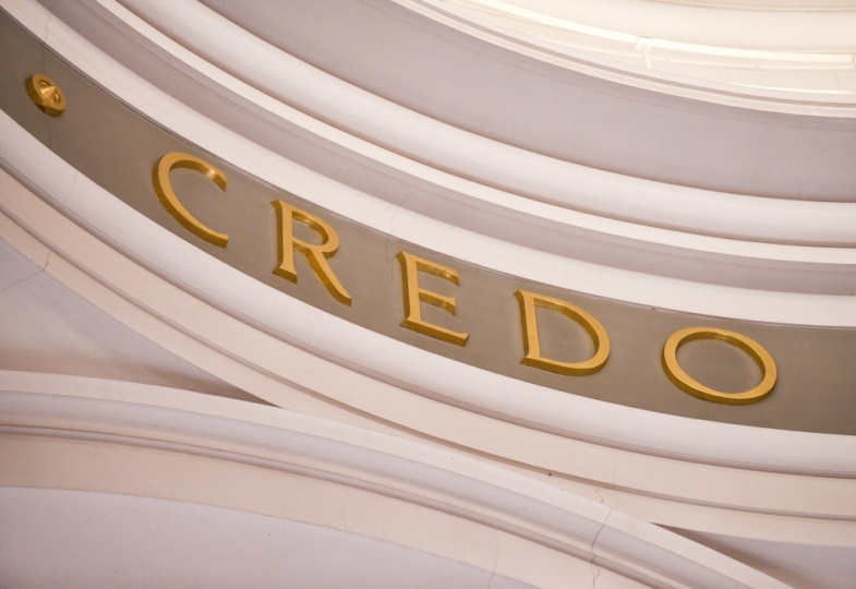 Aufschrift "Credo" in einer Kirche.