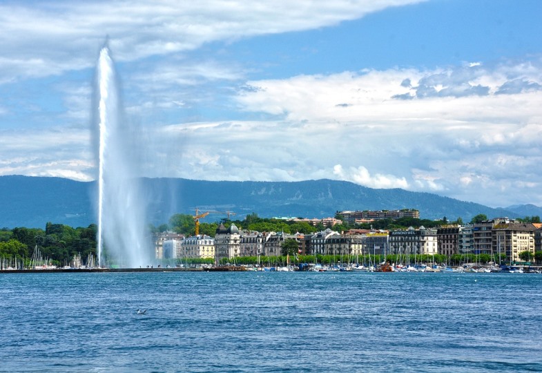 Blick auf Genf mit Genfer See und Fontäne.