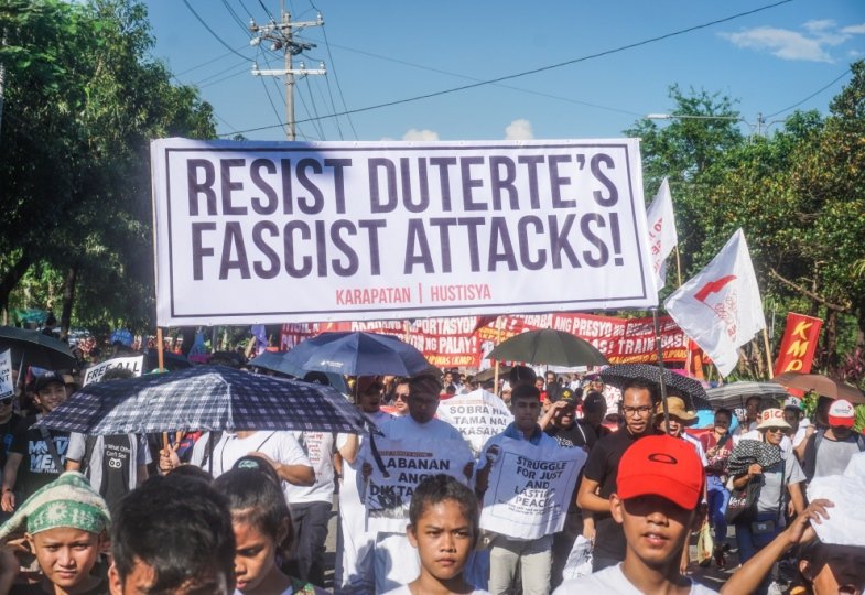 Philippinos demonstrieren gegen den philippinischen Präsidenten Duterte.