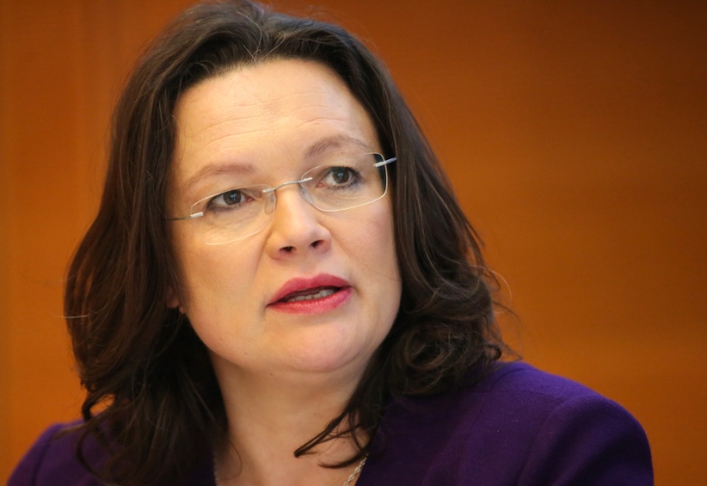 Andrea Nahles blickt in die Kamera.