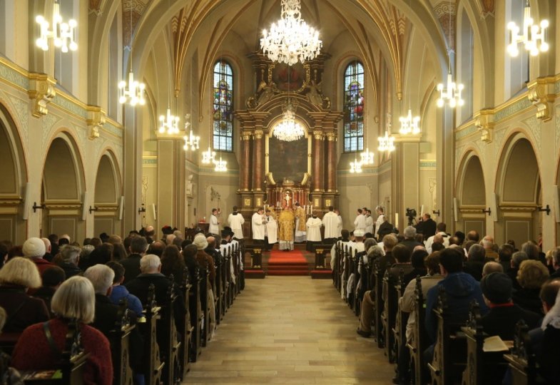 In einer erleuchteten Kirche wird die heilige Messe im alten Ritus gefeiert.