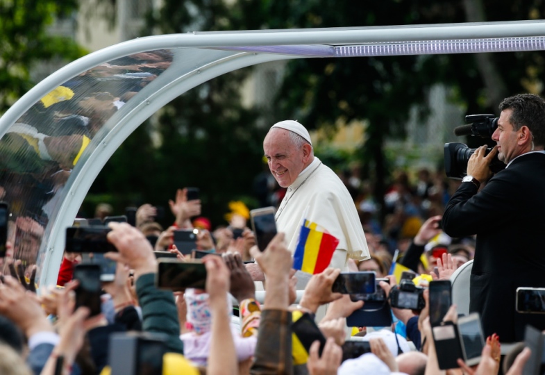 Menschen jubeln Papst Franziskus bei seiner Rumänienreise zu.