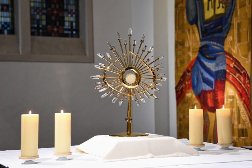 Eine Monstranz auf einem Altar zeigt das Allerheiligste.