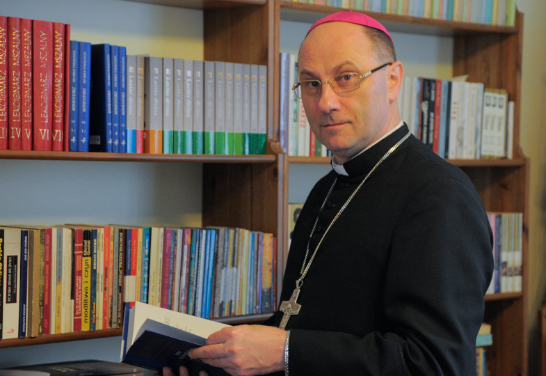 Gnesens Erzbischof Wojciech Polak, Primas von Polen, im  Gespräch