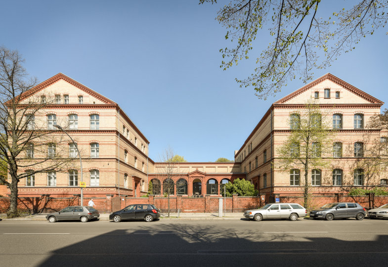 Gebäude der ehemaligen Rechtsmedizin in der Hannoverschen Str. 6, Sitz des Exzellenzclusters "Topoi - Formation and Transformation of Space and Knowledge in Ancient Civilizations" von der Humboldt-Universität zu Berlin. Hier wird das Institut für Islamische Theologie und das Institut für Katholische Theologie von der Humboldt-Universität zu Berlin eingerichtet.