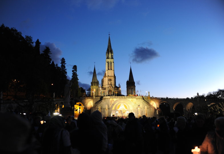 Pilger versammeln sich am Abend des 25. Mai 2013 vor der Basilika Pius X. im französischen Marienwallfahrtsort Lourdes.