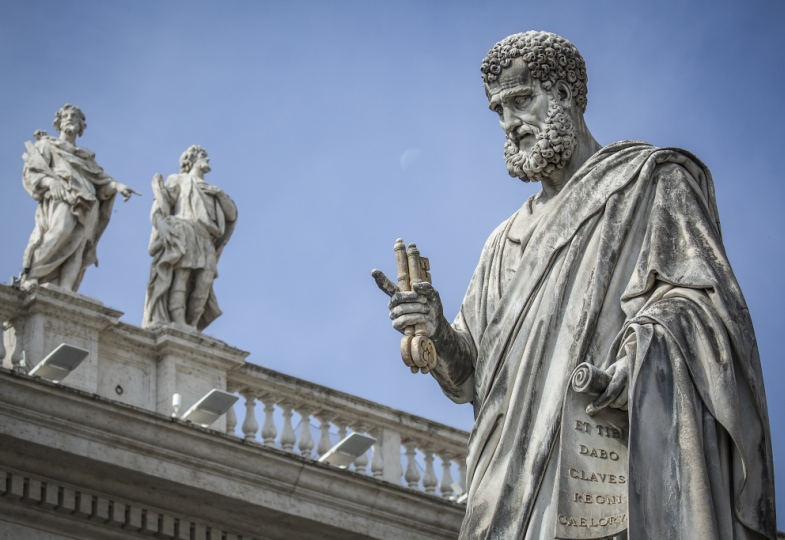 Die Figur des Apostels Petrus am Petersdom.