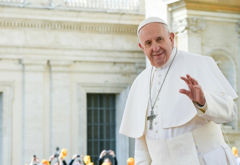 Papst Franziskus vor dem Petersdom.