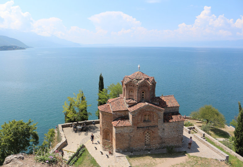 Kirche an einem See