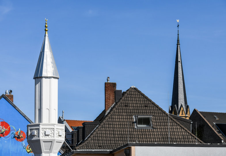 Minarett und Kirchturm