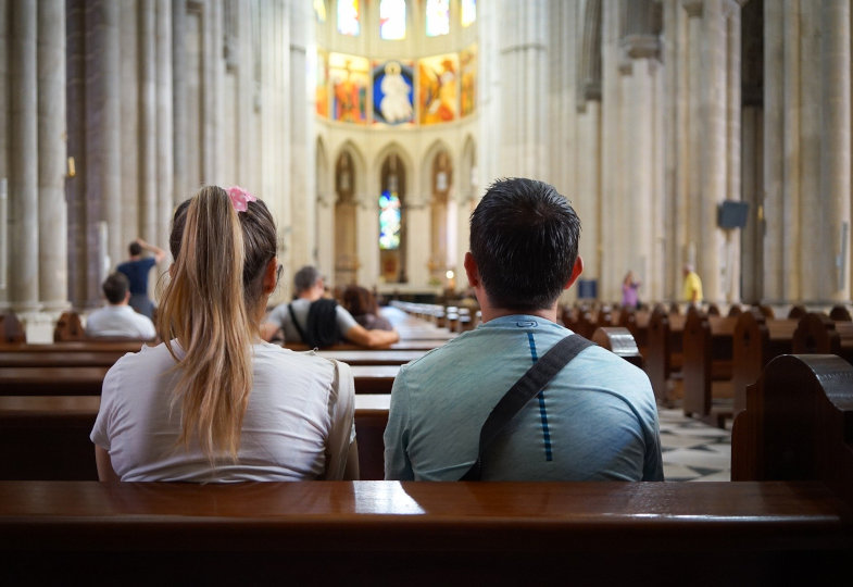 Ein Paar sitzt in einer Kirche