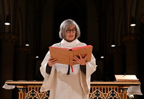 Eine Katechetin steht in einer Kirche