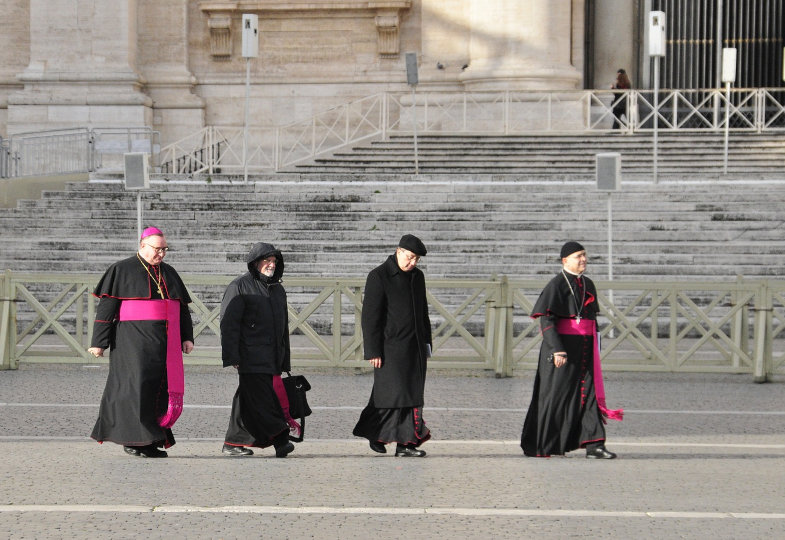 Bischöfe laufen über den Petersplatz