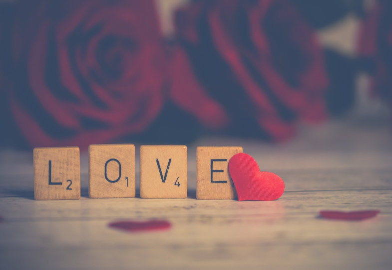 Scrabble-Steine mit dem Wort "love"