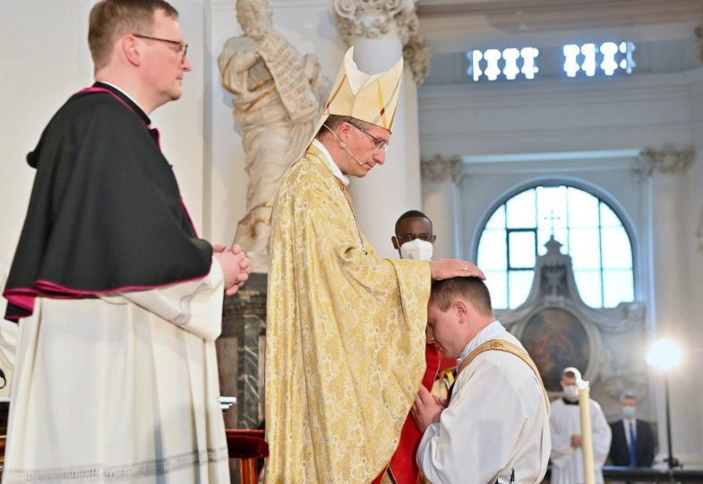 Der Fuldaer Bischof Gerber legt einem Priesteramtskandidaten die Hände auf