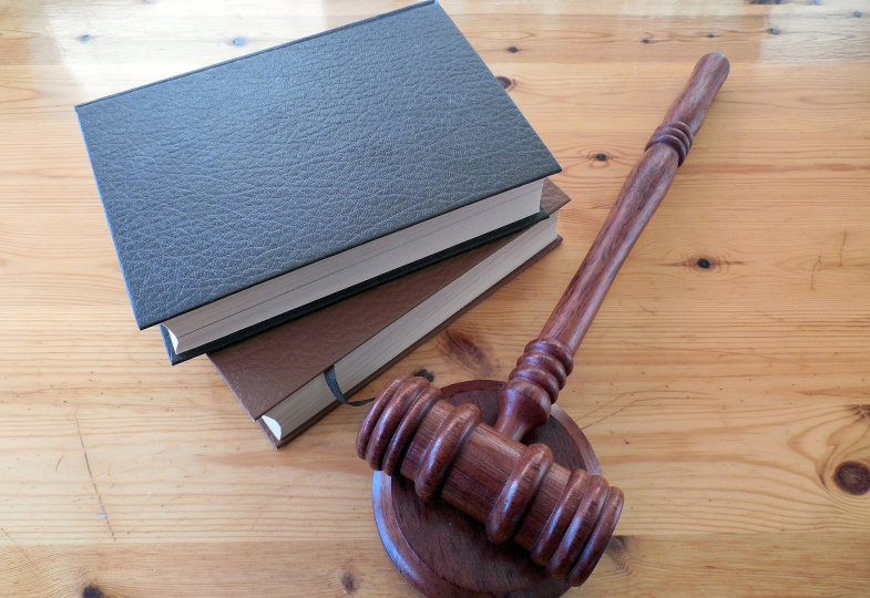 Gesetzbuch und Richterhammer