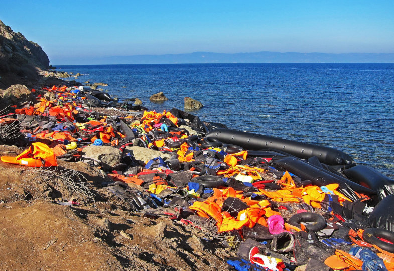 Rettungswesten liegen an einem Strand