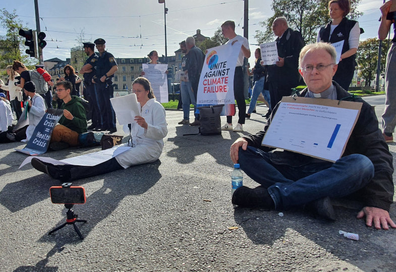 Der Jesuit Jörg Alt bei einem Protest