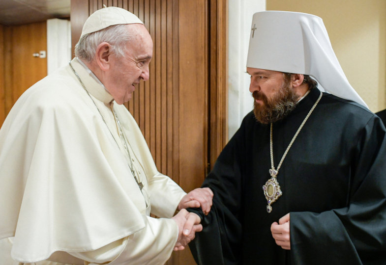 Papst Franziskus schüttelt Metropolit Hilarion die Hand