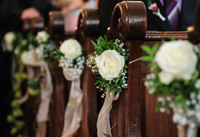 Kirchenbank mit Blumenschmuck