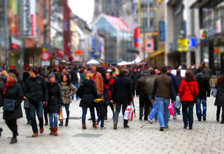 Menschen in Einkaufstraße