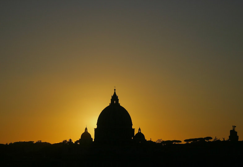 Die Kuppel des Petersdoms in der Abenddämmerung