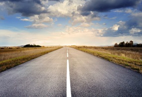 Eine Straße führt zum Horizont