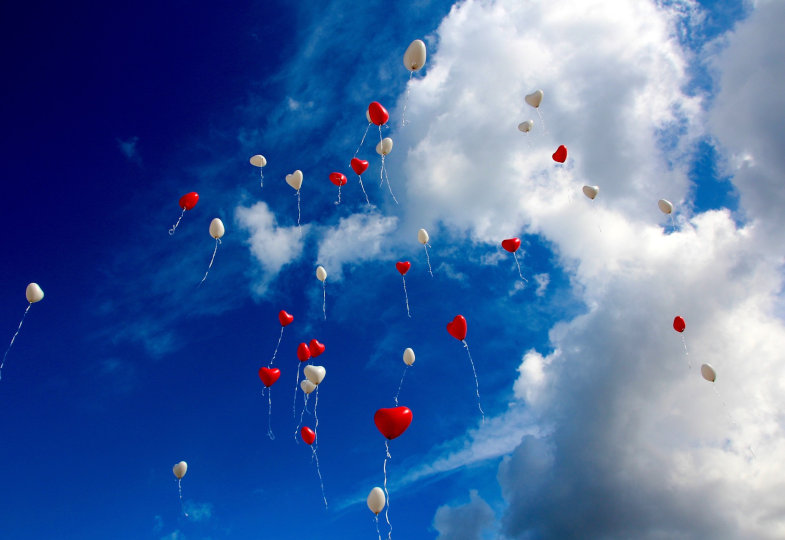 Herzförmige Luftballons steigen in den Himmel