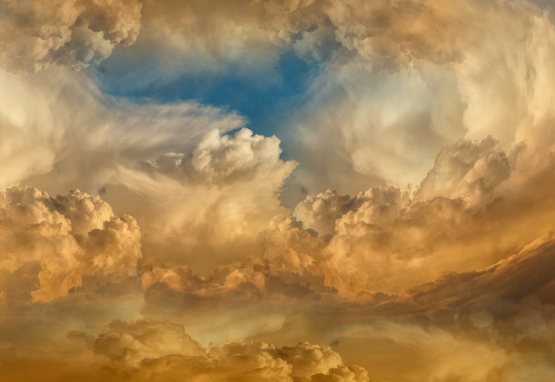 Blick in den wolkigen Himmel