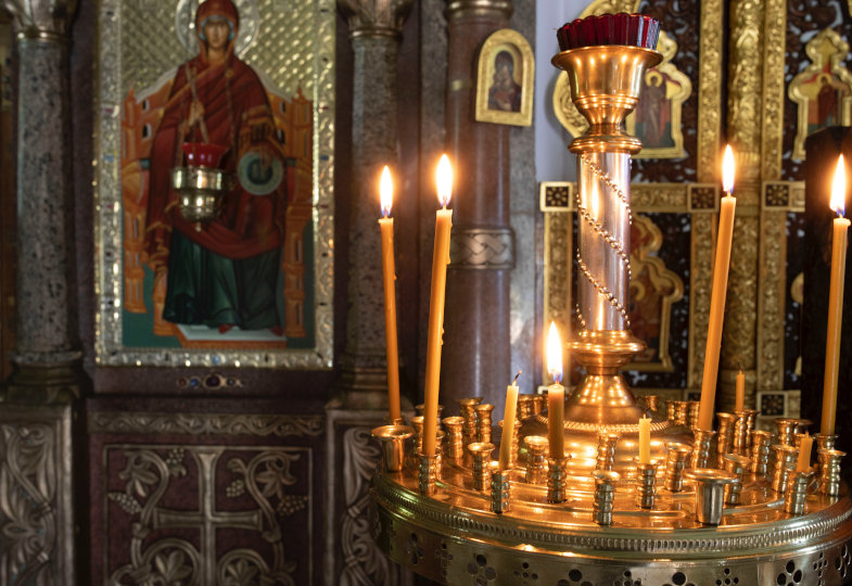 Kerzen in einer orthodoxen Kirche