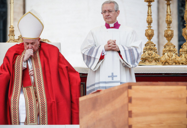 Papst Franziskus bei der Trauerfeier für Papst Benedikt XVI. 
