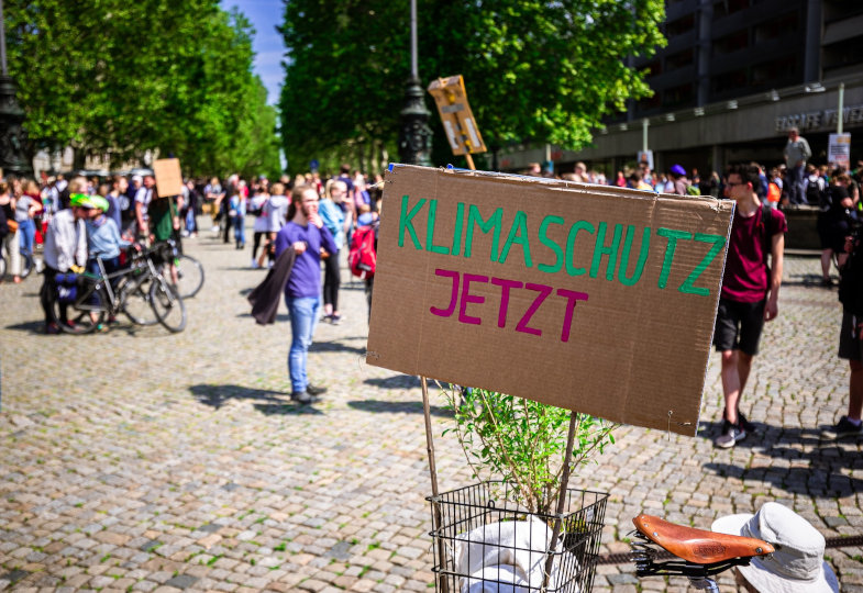 Demonstrationsplakat mit der Aufschrift 