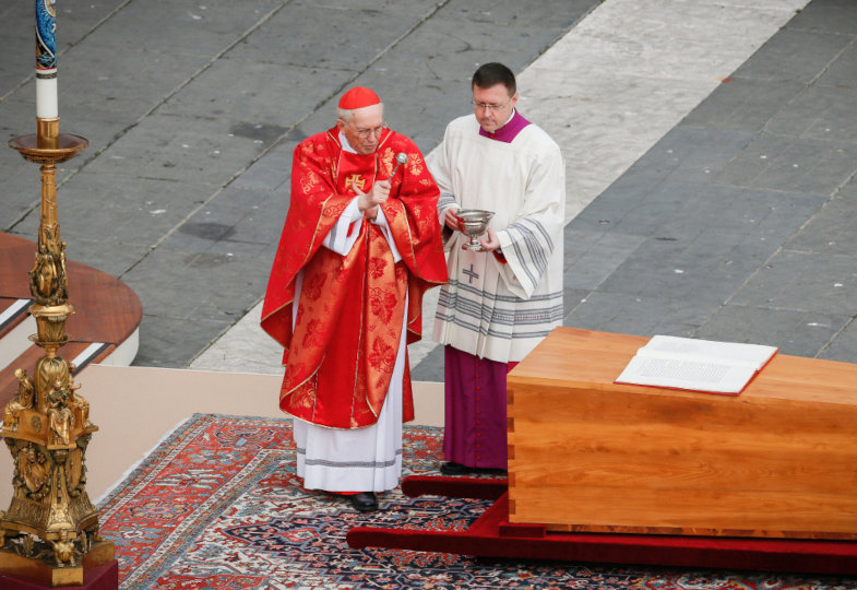Giovanni Battista Re bei der Trauerfeier für Papst Benedikt XVI.