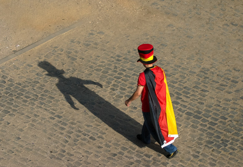 Ein in schwarz-rot-gold- gekleideter Mann