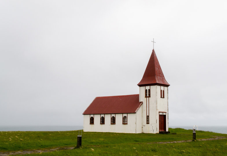 Eine Kirche steht auf einem Feld