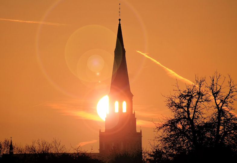 Kirchturm bei Sonnenaufgang