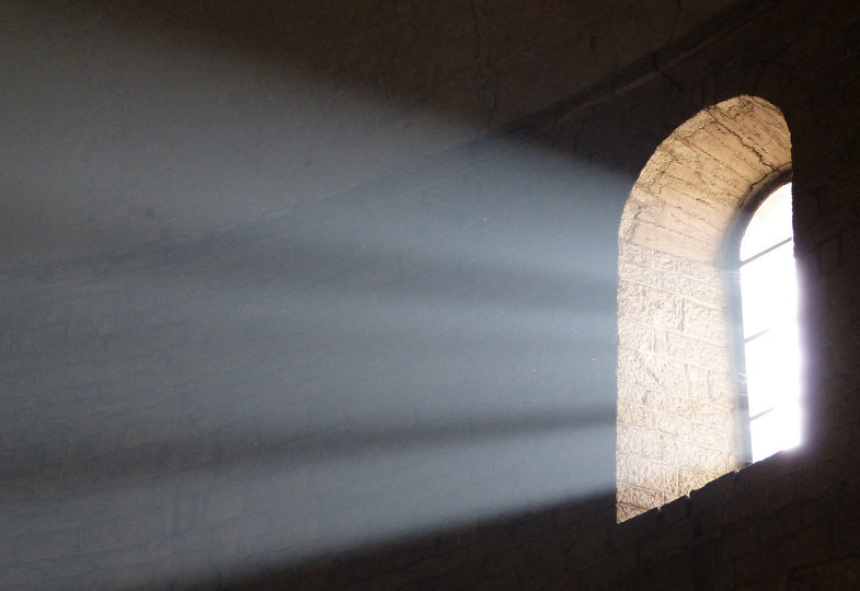 Sonnenschein fällt durch Kirchenfenster