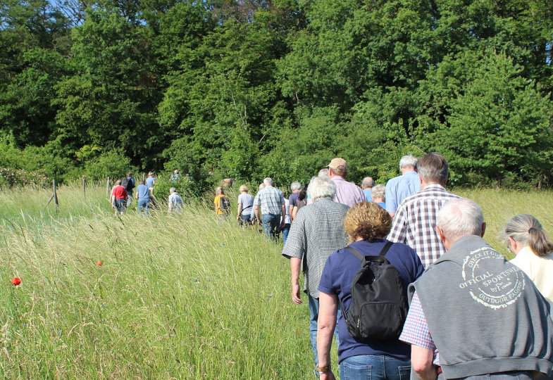 Pilgergruppe in Wiese