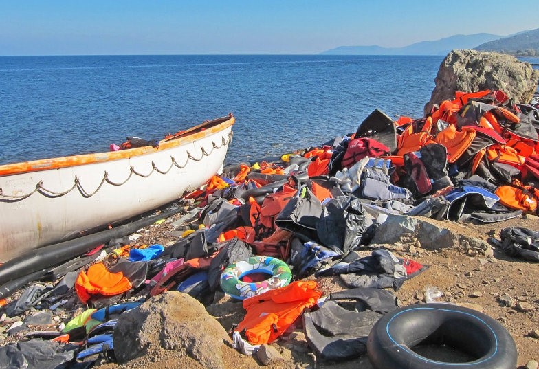 Rettungsboot und Schwimmwesten an Küste