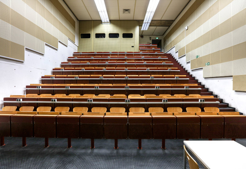 Leerer Hörsaal in einer Universität