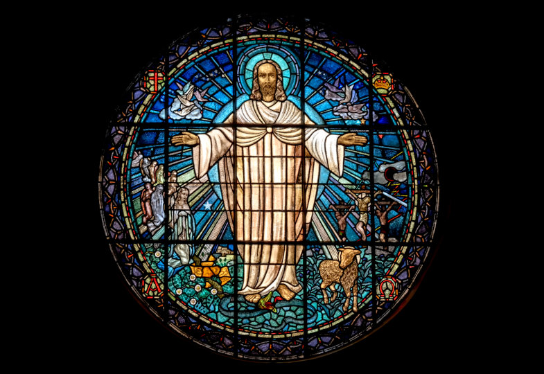 Kirchenfenster mit auferstandenem Christus