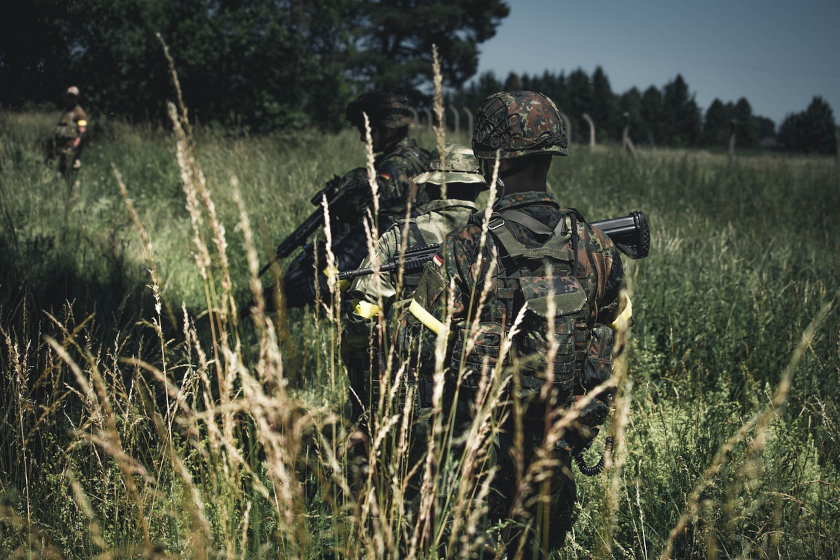 Soldaten im Gelände