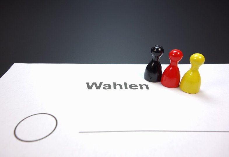 Wahlzettel mit Spielfiguren